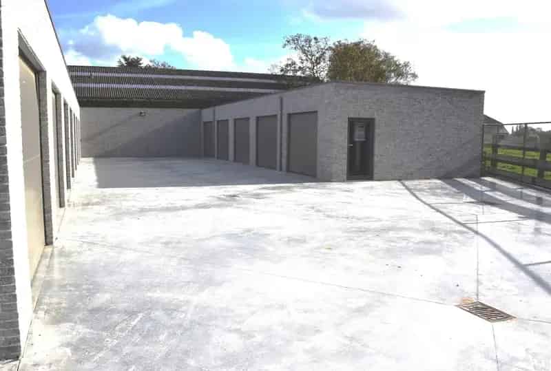 RECENT GEBOUWDE GARAGE NR. 12 TE HUUR