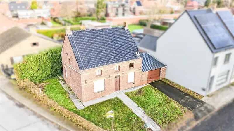 Te renoveren erfgoedwoning met 3 slaapkamers in Wijnendale