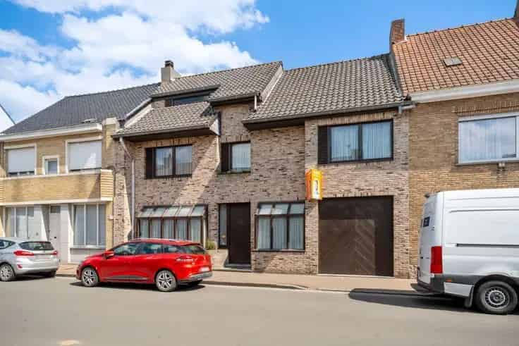 Huis Te Koop met 3 Garages en Uitweg