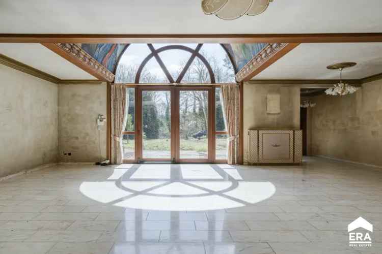 Huis te koop Unieke villa met bos en ontwikkelingspotentieel