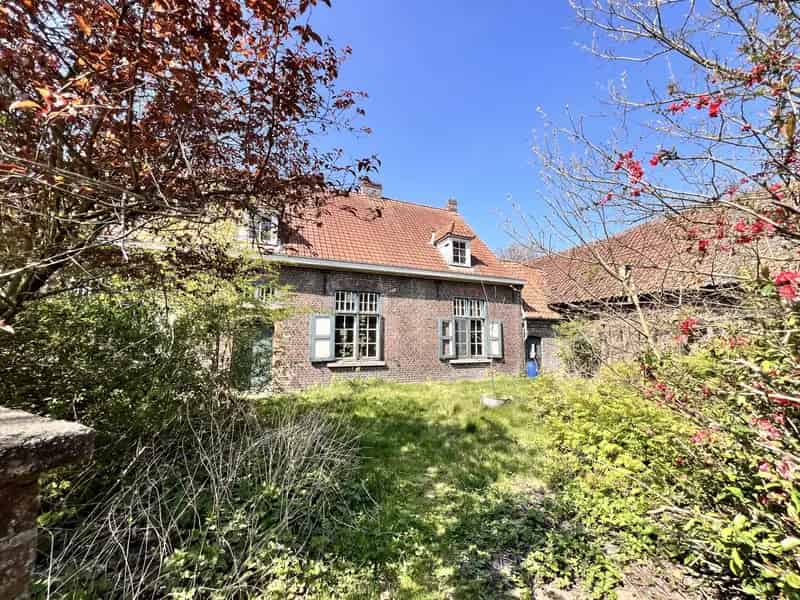 Huis te koop: Te renoveren hoeve met bouwgronden