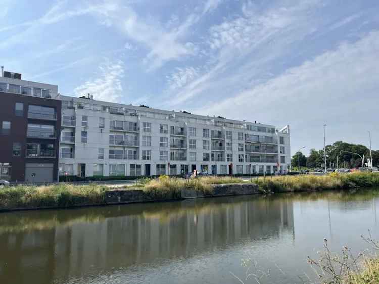 Te koop ruim appartement aan het water met 2 autostaanplaatsen