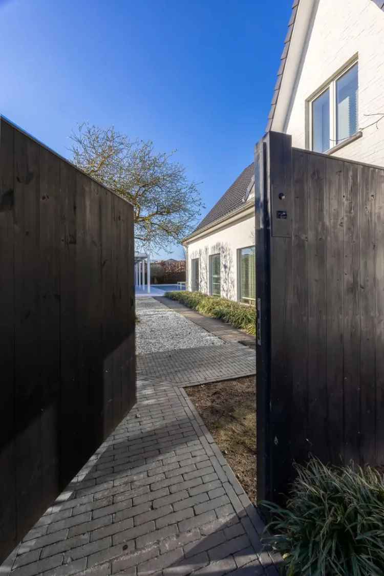 Te koop luxe gerenoveerde villa met zwembad en poolhouse