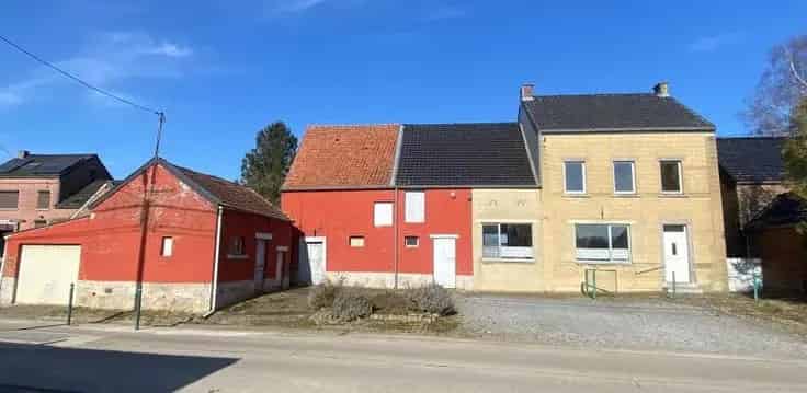 Huis te Koop Eghezée: Charmante Dorpswoning met Bijgebouwen