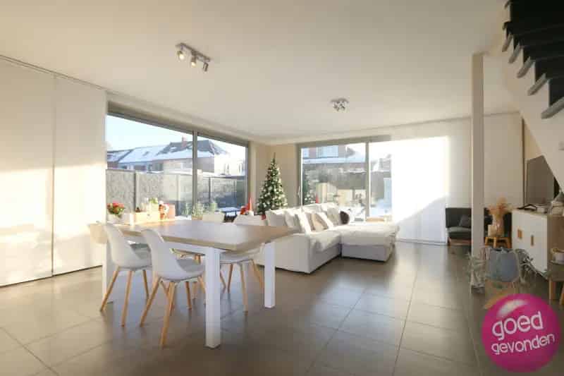 Moderne Woning 3 Slaapkamers Tuin Terras Carport