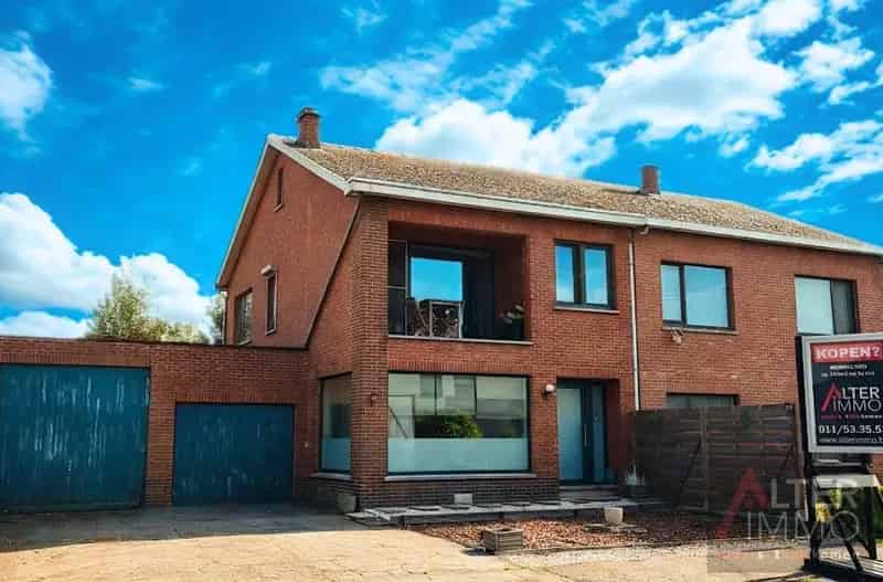 Deels gerenoveerde woning met dubbele garage