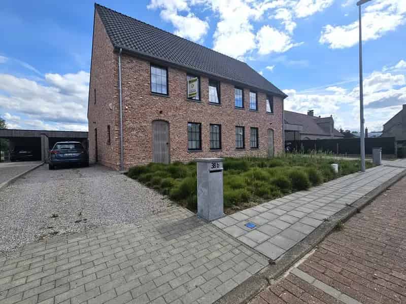 PRACHTIGE NIEUWBOUWWONING MET TUIN EN CARPORT
