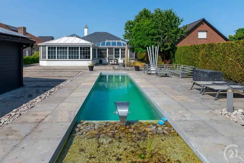 Instapklare Villa met Zwemvijver te Koop