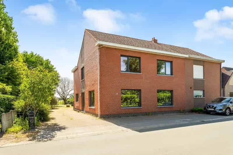 Verrassend ruime, te renoveren HOB met 5 slpk., garage/loods en tuin