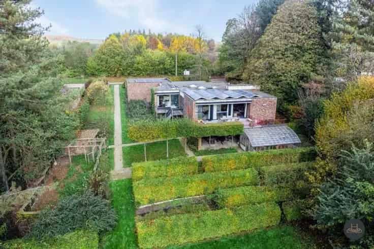 Huis Te Koop: Ruime Architectenwoning met Tuin en Sauna