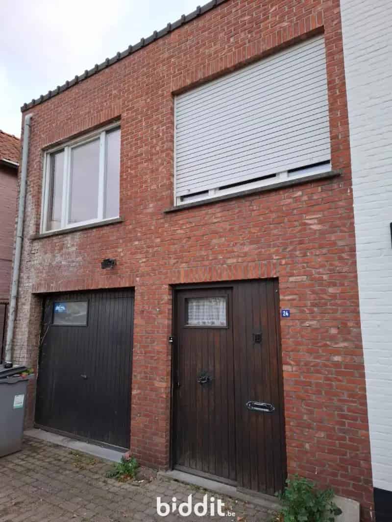 Te renoveren woning met garage en zolder