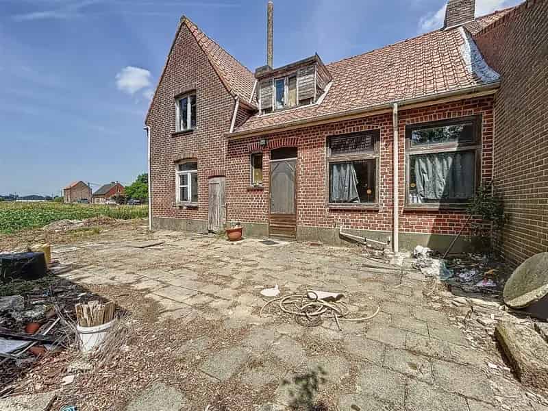 Halfopen woning te renoveren met weiland Langemark
