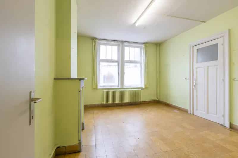 Huis te huur: Volledig te renoveren pand met potentieel voor woning