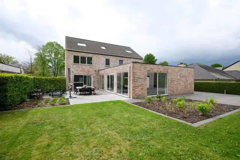 Villa te Herselt: Ruime woning met zwembad en praktijkruimte