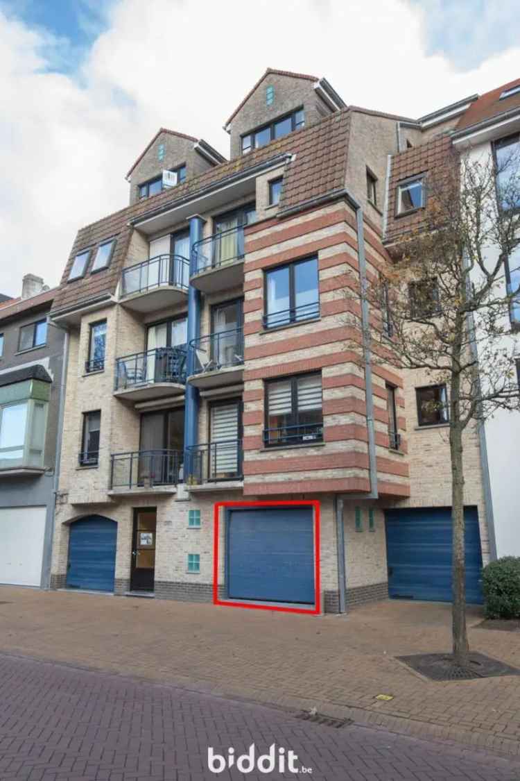 LOT 1: GARAGE IN APPARTEMENTSGEBOUW