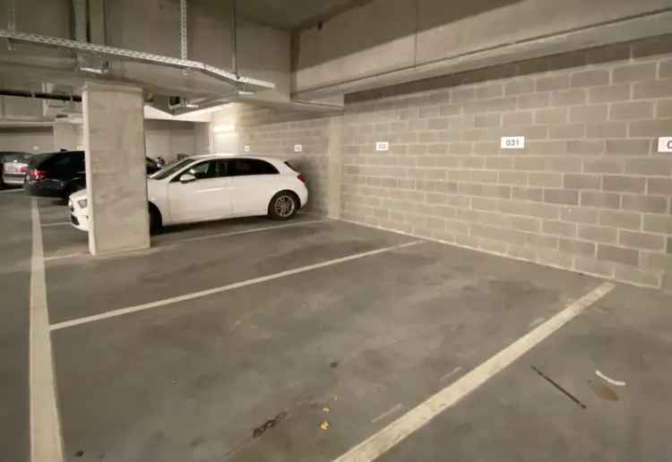 Te koop parkeerplaats in goede locatie met extra kenmerken