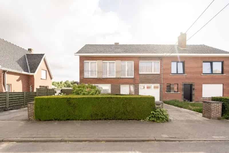 Ruime Halfopen Bebouwing met Twee Garages en Zonnige Tuin