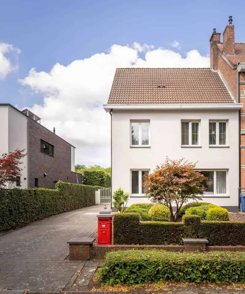 Huis te koop Brasschaat: Ruime woning met garage en tuin