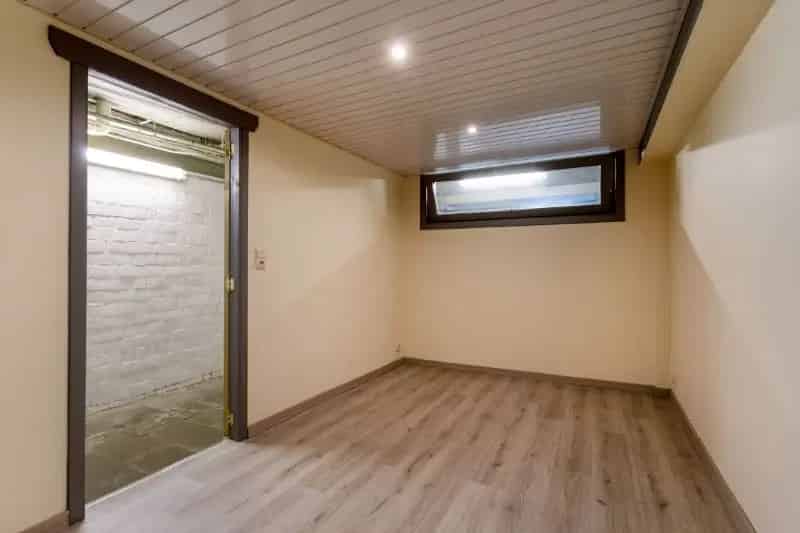 Zeer ruime garage met bel-etage woning en tuin te koop