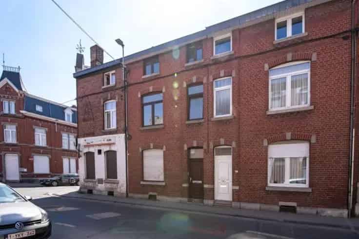 Huis Te Koop: Twee-frontshuis te renoveren met 3 slaapkamers