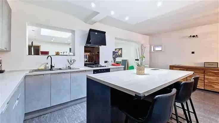Huis Te Koop: 3-gevel woning met tuin nabij voorzieningen