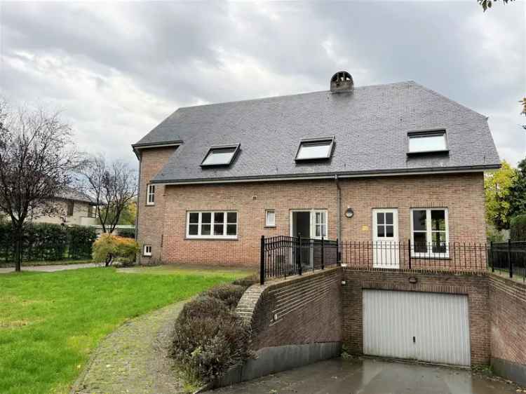 Koop villa centraal gelegen met 3 slaapkamers en tuin