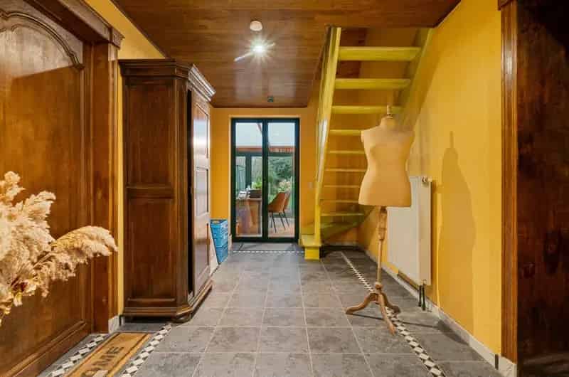 Goed Gelegen Hoeve-Stijl Villa Ruime Tuin