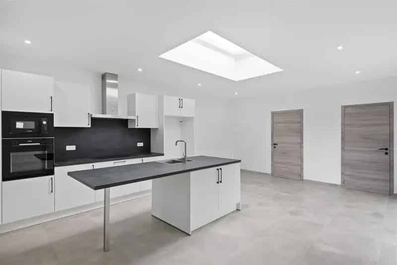 Gerenoveerde woning met garage en magazijn