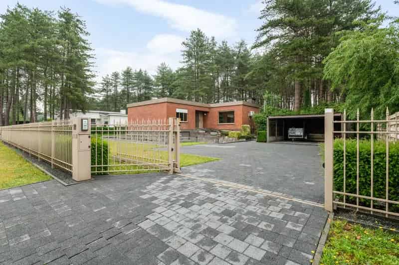 Residentiële woning 3 slaapkamers 2 garages Groene tuin