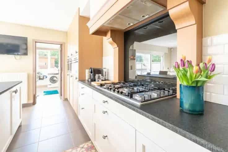Huis Te Koop Erembodegem: Instapklare HOB met Tuin