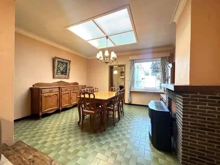 Te renoveren Rijwoning met Garage en 3 slaapkamers in Stasegem
