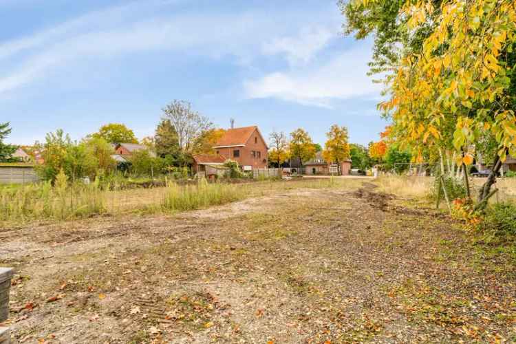 KNAPPE BOUWKAVEL (+-17A) OP GROENE, DOCH CENTRALE EN GUNSTIGE LOCATIE IN LOMMEL! Deze bouwkavel met maar liefst een oppervlakte van +-17a biedt de mogelijkheid voor het bouwen van een prachtige eengezinswoning op een heerlijke plek. Zo zijn basisschool, supermarkt, bakker, apotheek, horeca op fietsafstand bereikbaar. Centraal tussen Lommel en Leopoldsburg gelegen.