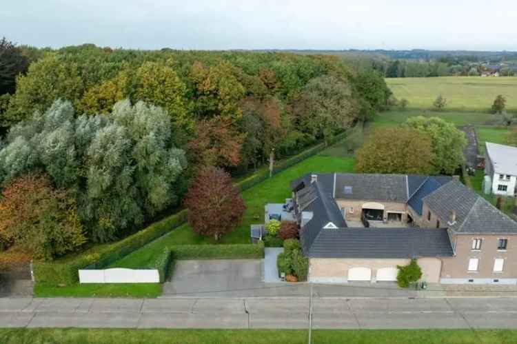 Villa te koop in Brasschaat met zwembad en ruime zuidtuin