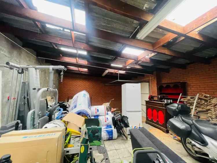 Verkoop huis in Brugge met grote tuin en garage