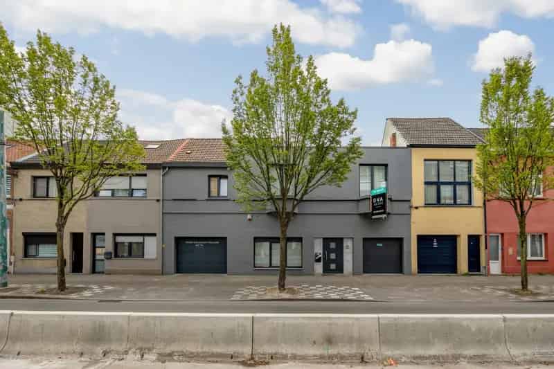 Ruime woning te Hoboken met magazijn en dakterras