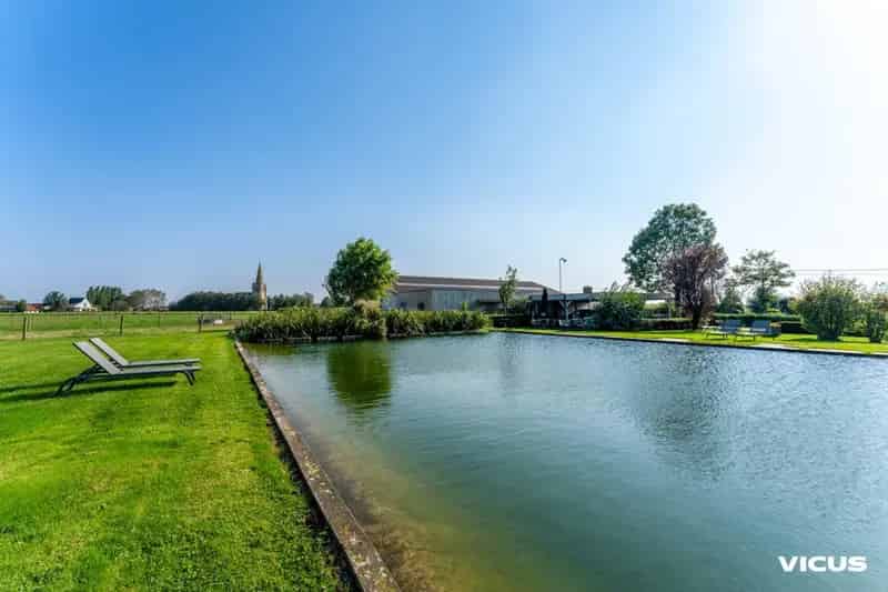 Huis te huur Alveringem: Landelijke eigendom met vakantiehuizen en stal