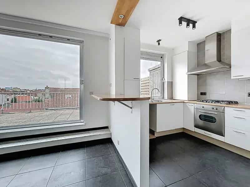 Lichtrijke Penthouse Studio te Huur Nabij Openbaar Vervoer