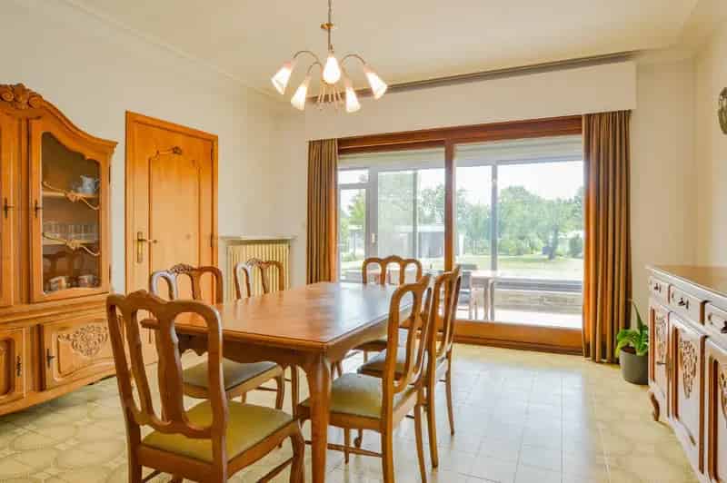 Woning te renoveren met grote tuin te Eernegem