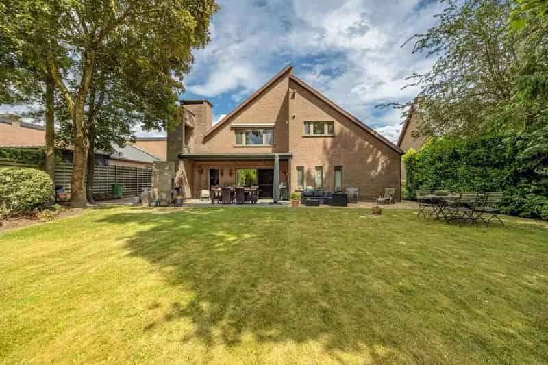 Riante villa met kantoor- of kangoeroemogelijkheden in Zandhoven