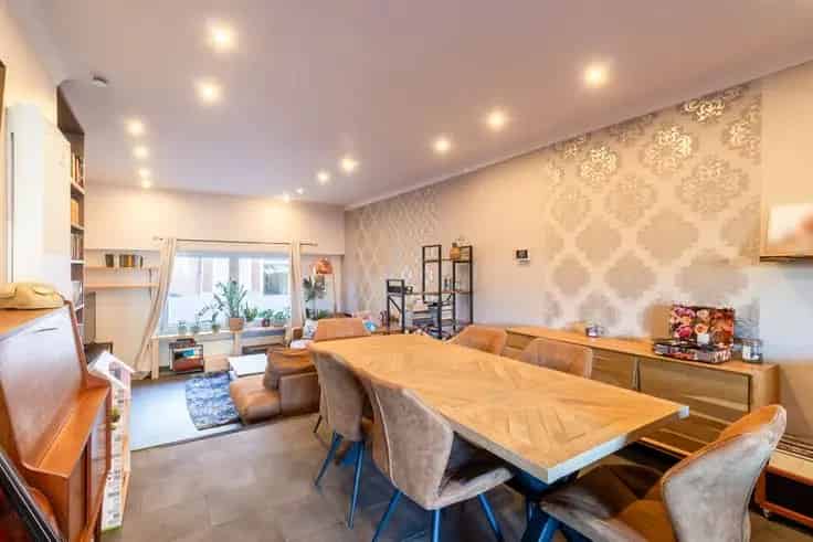 Huis Te Koop: Instapklare gezinswoning met koer en zonnepanelen