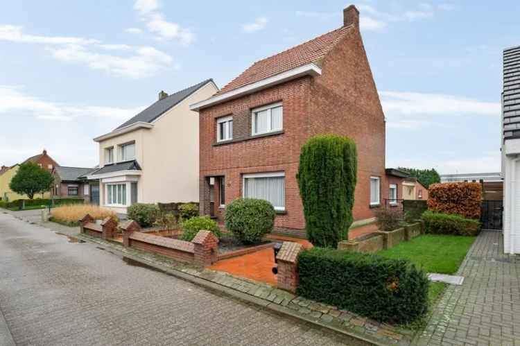 Rustig gelegen te renoveren woning te Zandvliet, met 3 slaapkamers en een grote tuin.