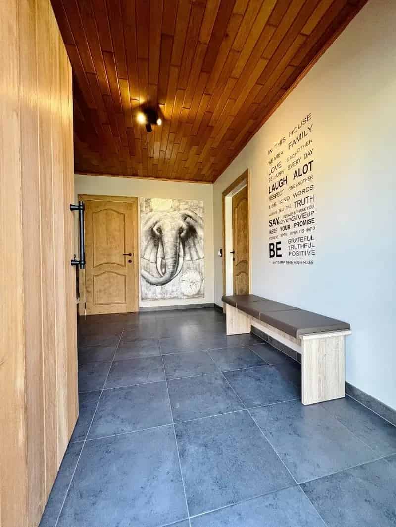 Gerenoveerde Gelijkvloerse Villa met Tuin en Garages