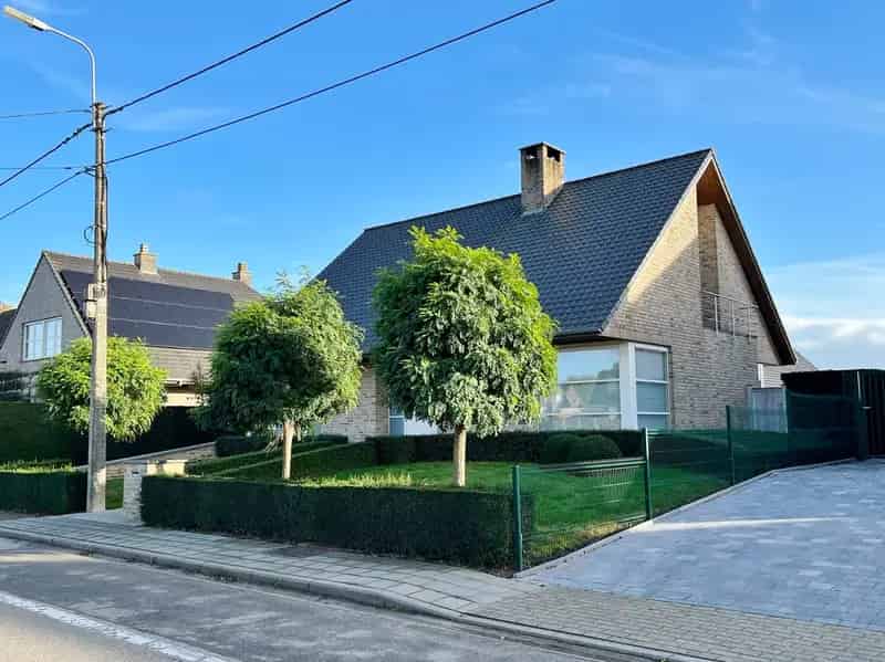 Moderne Villa te Koop met Dubbele Garage en Zonnige Tuin