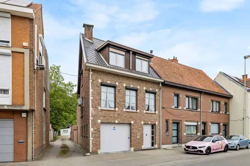 Halfopen Bel-Etage te Bazel - 2 slaapkamers, Ruime Garage, Zonnige Tuin