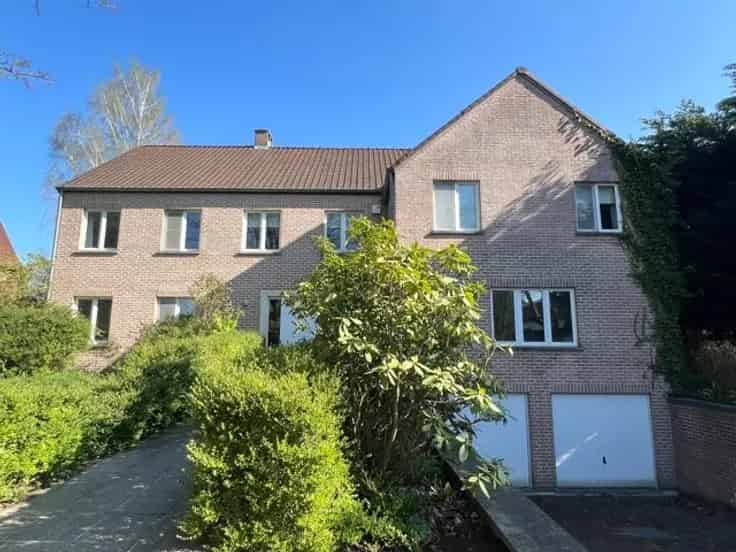 Ruime Villa te Koop in Faubourg de Waterloo