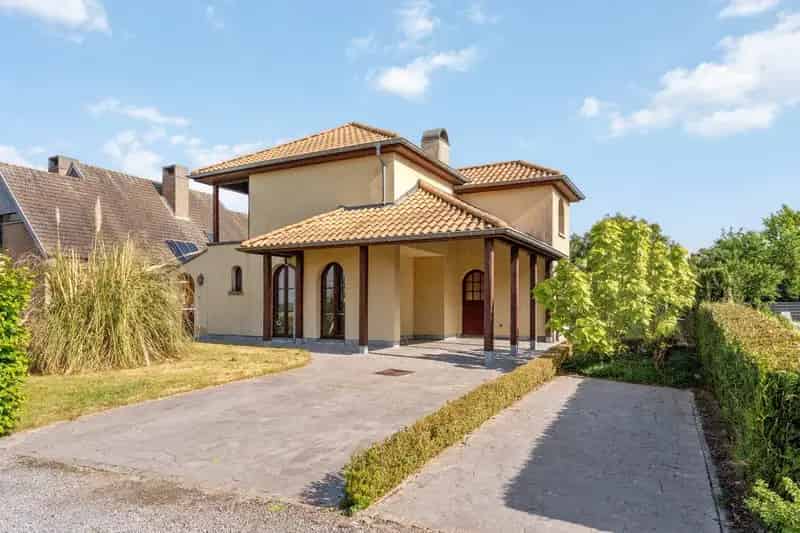 RUSTIG GELEGEN ALLEENSTAANDE VILLA MET 4 SLPKS OP 922 m²