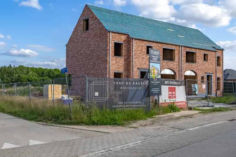 Huis te Koop Wichelen: Landelijke Eengezinswoning Casco