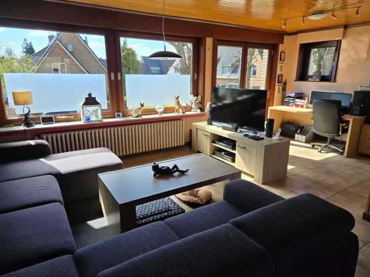 Ruime half open woning met grote garage en leuke tuin in uiterst rustige straat nabij de Damse Vaart.