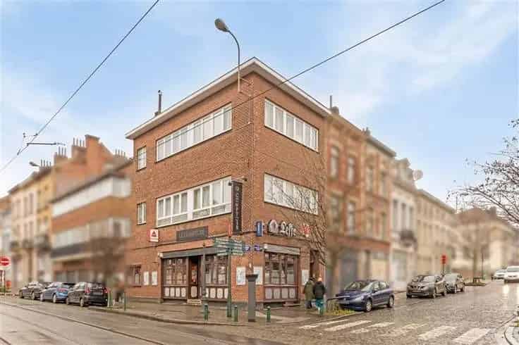 Opbrengsteigendom 2 Appartementen Handelsruimte