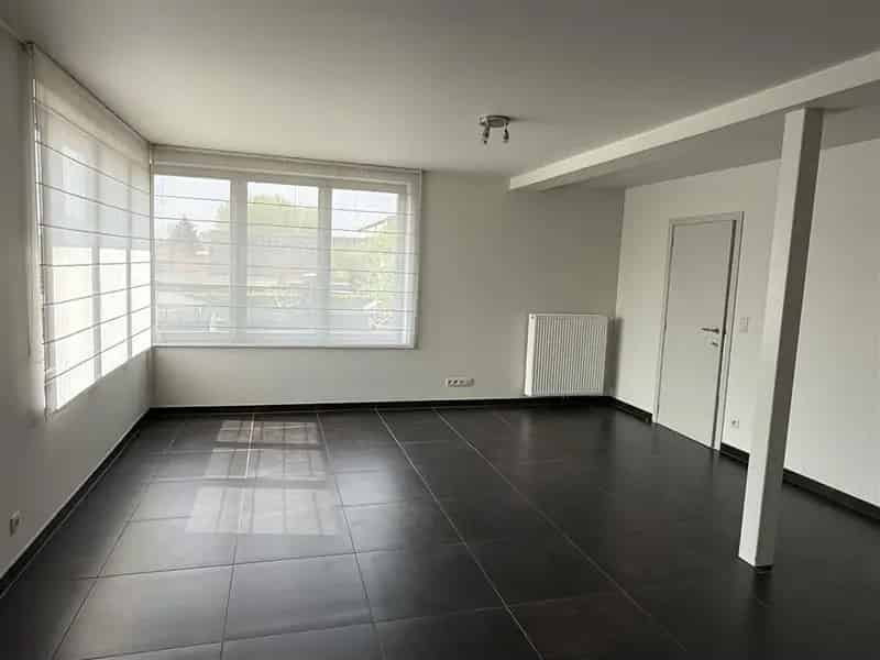 Appartement te koop: Zonovergoten appartement met autostaanplaats
